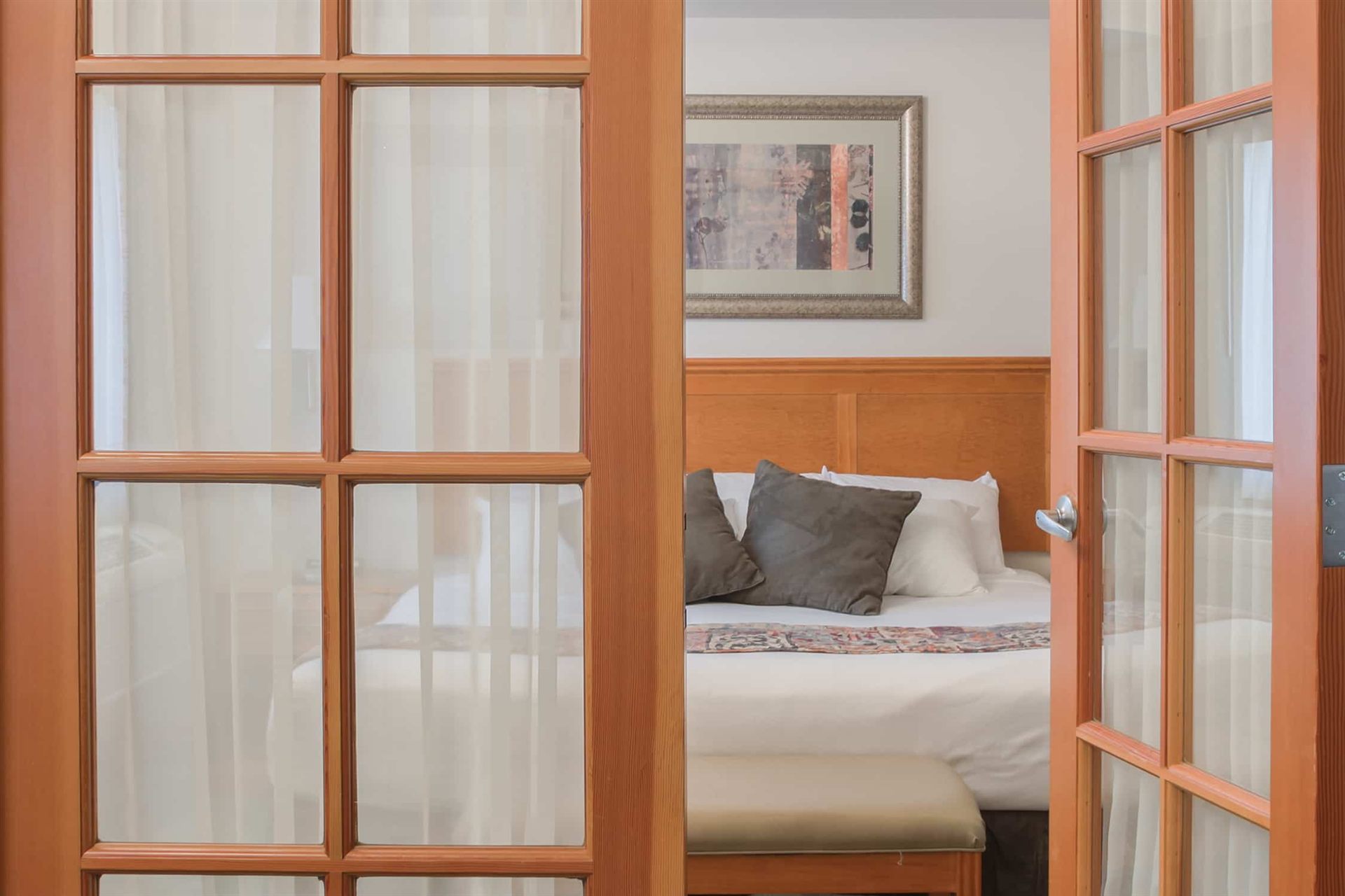 King suite bedroom at The Ridge